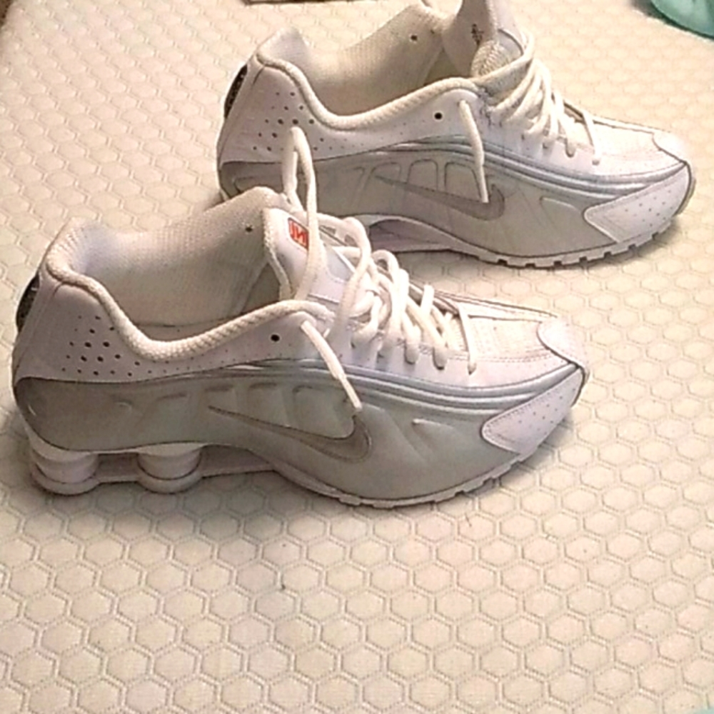 Nike shocks 8.5